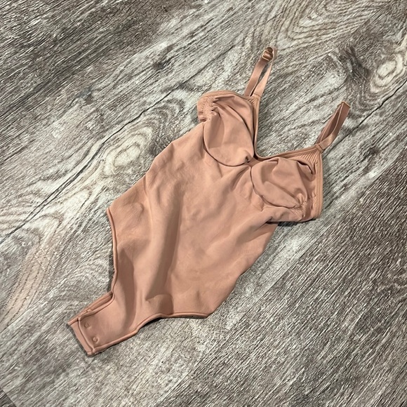 SKIMS Tops - Skims sculpting bodysuit